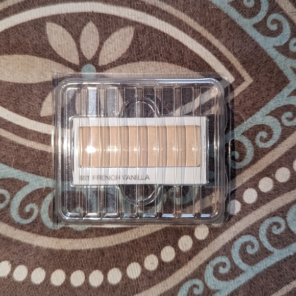 Clinique All About Shadow Single, French Vanilla - Matte - Picture 3 of 3